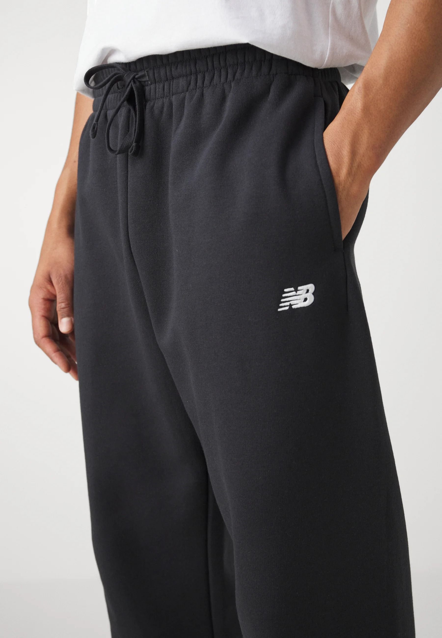 SPORT ESSENTIALS FLEECE JOGGER #BLACK NEW BALANCE Trousers MP41503BK